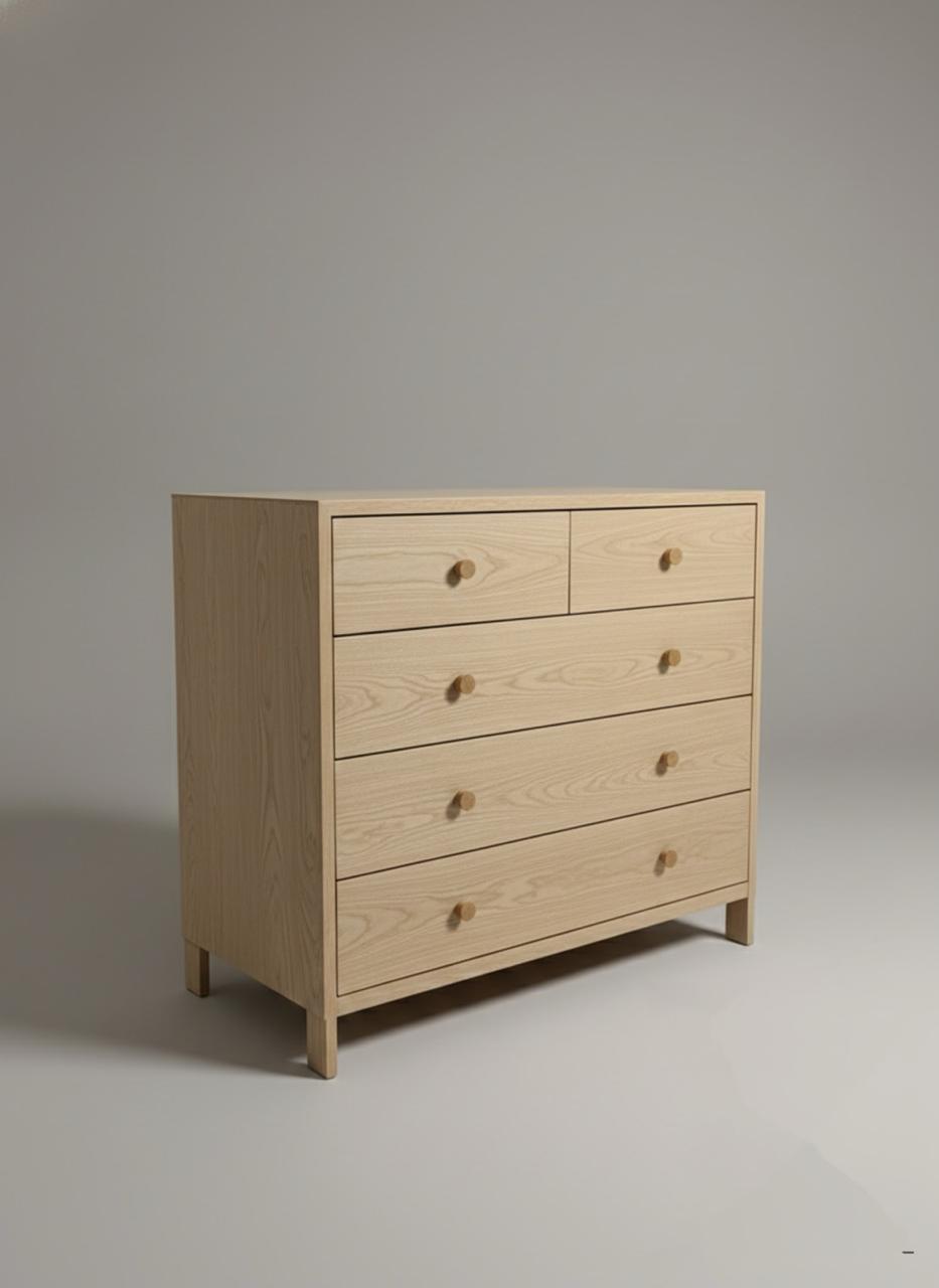 Mueble de cinco cajones en madera clara con tiradores redondos, sobre fondo gris