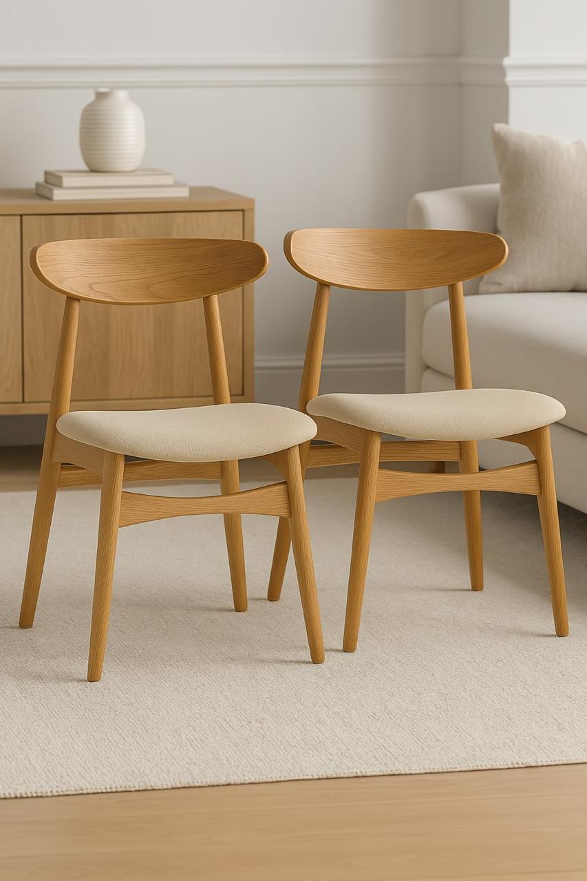Par de sillas de madera clara con asiento tapizado en tela arena